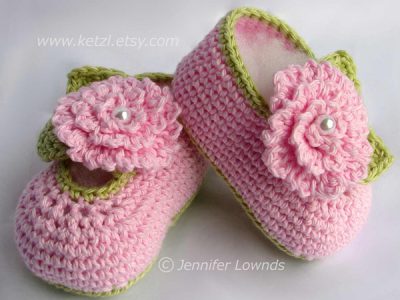 Baby booties with flowers