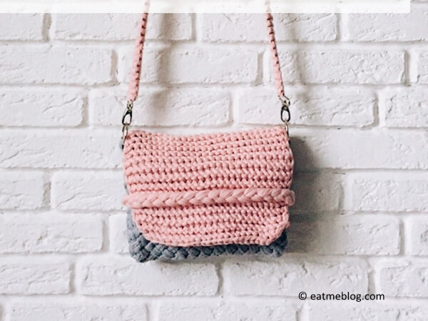 KNITTED CLUTCH