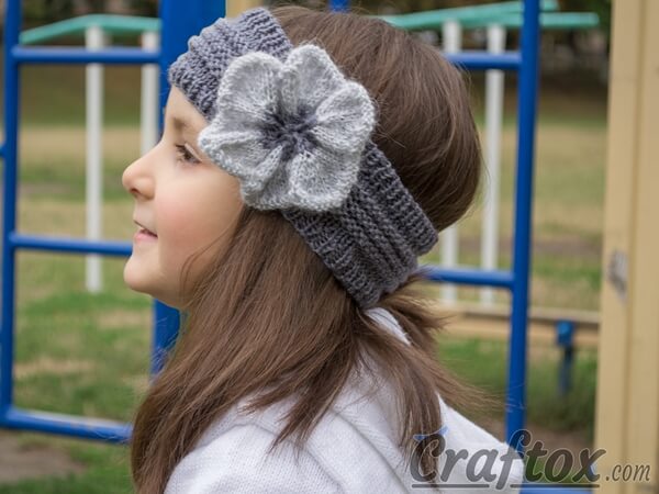 Knitted headband with flower