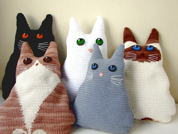 Crochet cat pillow