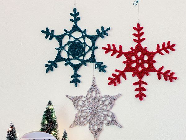 GIANT CROCHET SNOWFLAKE ORNAMENT free pattern