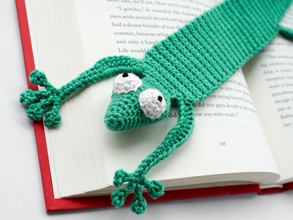 crochet Gecko Bookmark free pattern