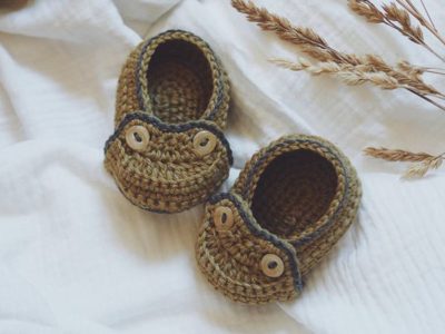 crochet Two Button Moccasins easy pattern