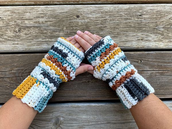 crochet Canyon Fingerless Gloves free pattern