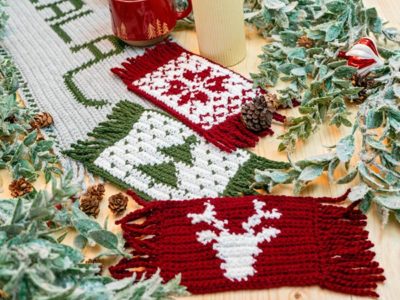 crochet Holiday Mug Rug free pattern