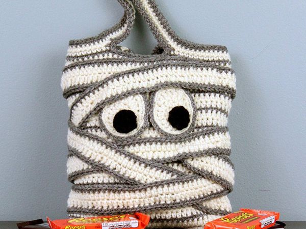 crochet Mummy Trick-or-Treat Bag easy pattern
