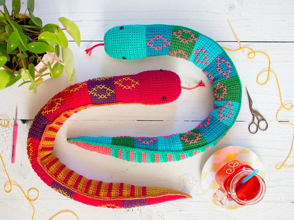 crochet Sibling Snakes free pattern