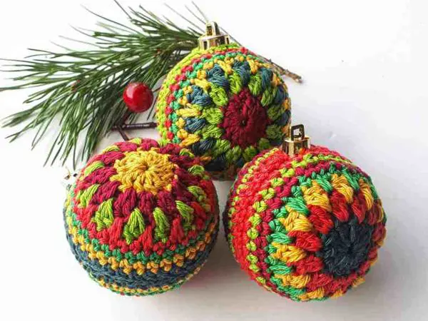 crochet Christmas Bauble free pattern