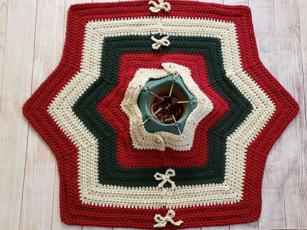 crochet Elizabeth Tree Skirt free pattern