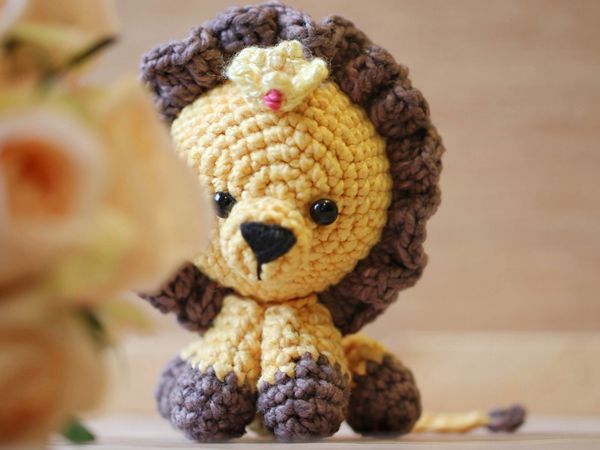 crochet Louis the Lion free pattern