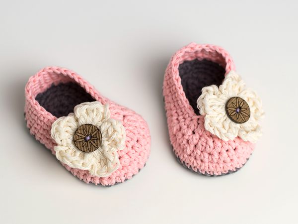 crochet Little Daisy Baby Booties free pattern