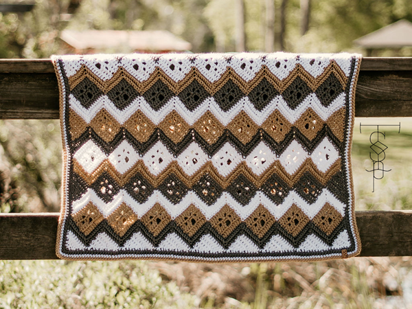 crochet Meandering Paw Prints Chevron free pattern