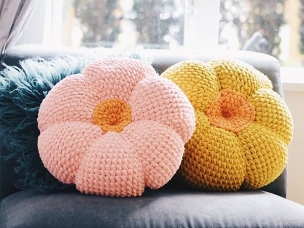 crochet The Retro Throw Pillow free pattern