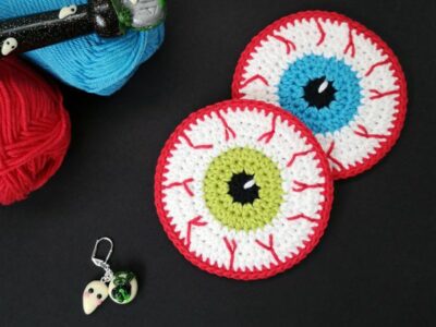 crochet Halloween Eyeball Coaster free pattern