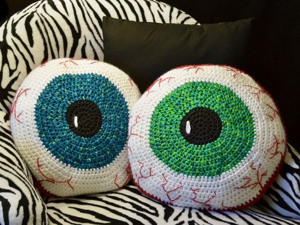 crochet Bloodshot Eyeball Pillow free pattern