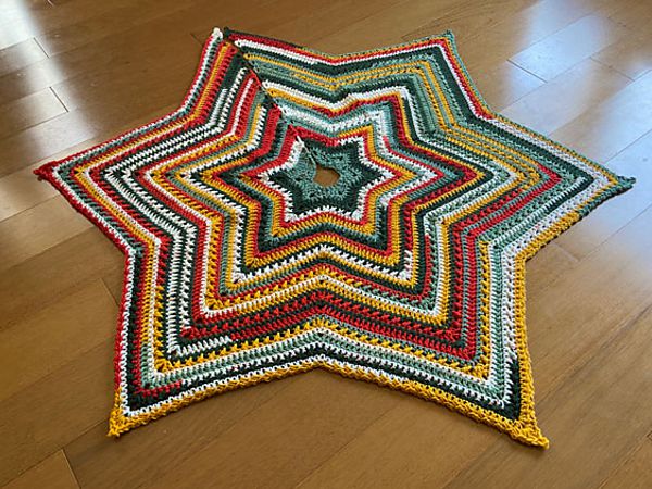 crochet Starshine Christmas Tree Skirt free pattern
