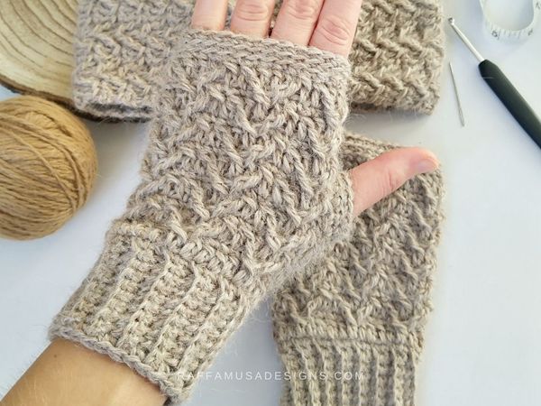crochet Hygge Arrow Gloves free pattern
