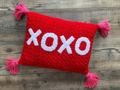 crochet XOXO Valentines Throw Pillow free pattern