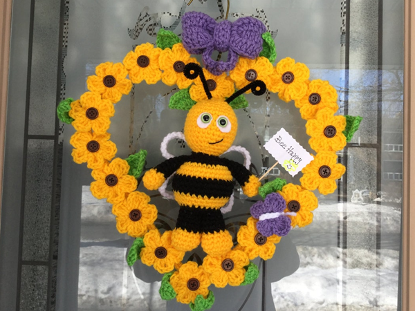 crochet Bee Happy Wreath easy pattern