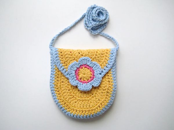 crochet Curved Girls Handbag easy pattern