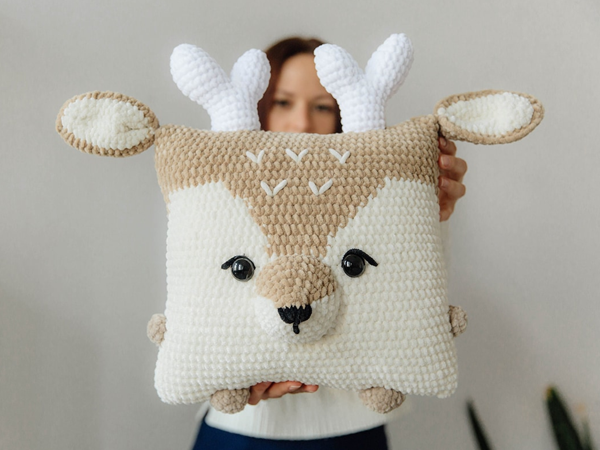 crochet Deer Pillow easy pattern
