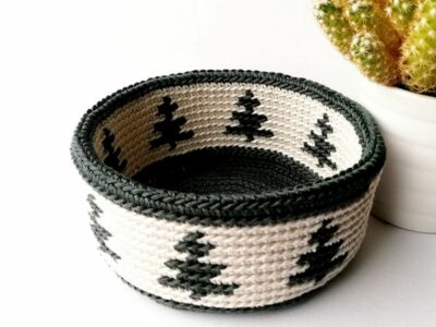 crochet Basket with Christmas trees free pattern